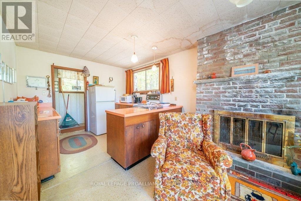 1042 East Flieler Lane, Frontenac, Ontario K0H 1K0 - Photo 22 - X12429865