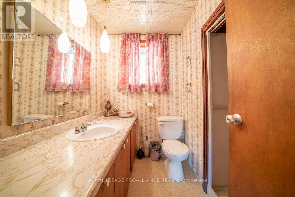 1042 East Flieler Lane, Frontenac, Ontario K0H 1K0 - Photo 37 - X12429865