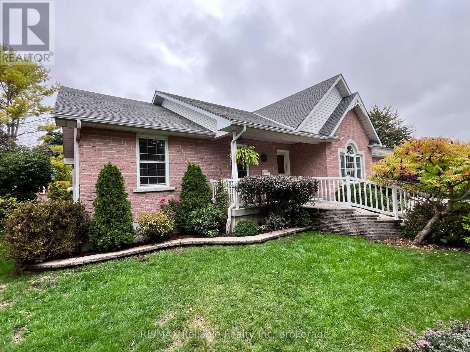 8 Beilby Street, Goderich, Ontario  N7A 4L1 - Photo 4 - X12429934