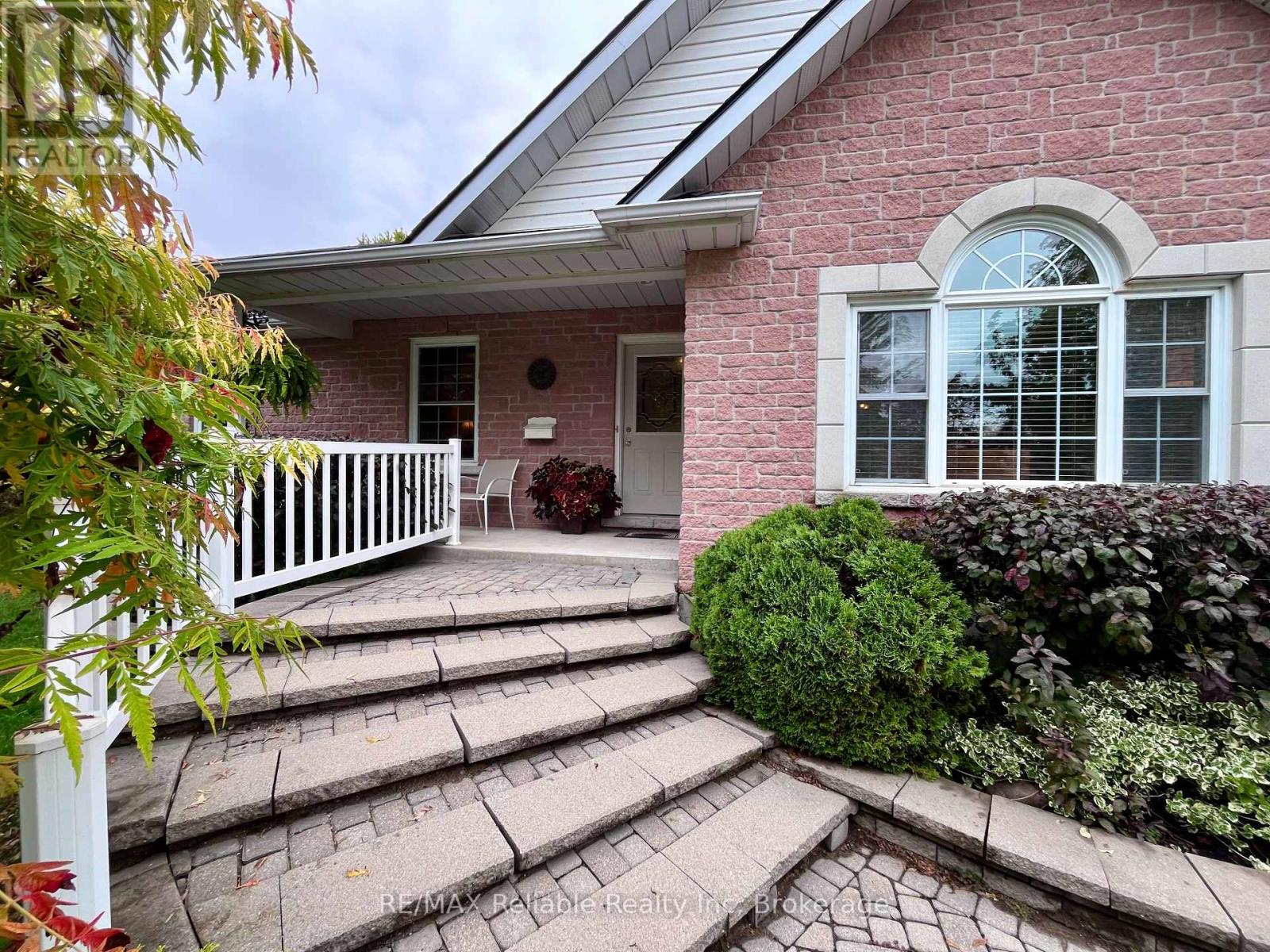 8 Beilby Street, Goderich, Ontario  N7A 4L1 - Photo 5 - X12429934