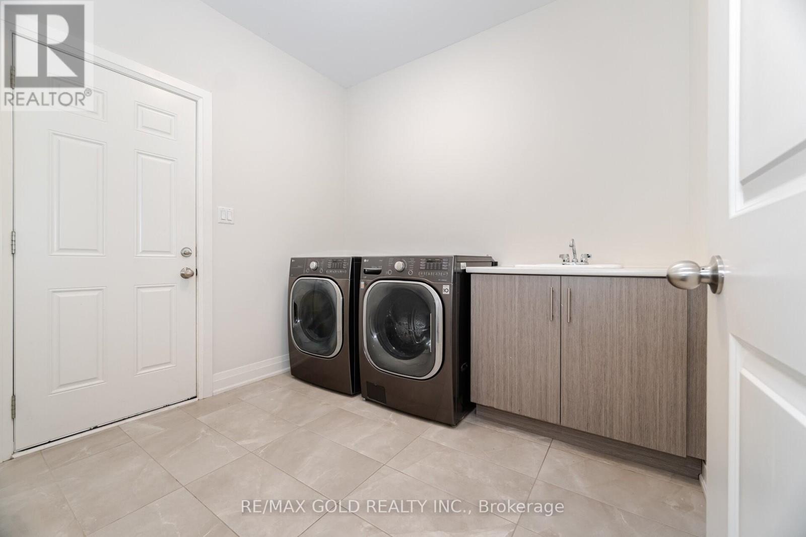 209 Castle Oaks Crossing, Brampton, Ontario  L6P 3X3 - Photo 16 - W12429842
