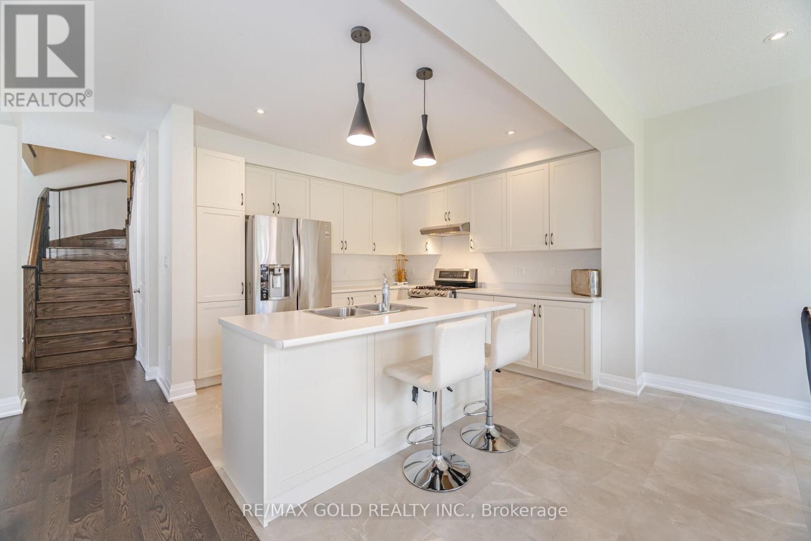 209 Castle Oaks Crossing, Brampton, Ontario  L6P 3X3 - Photo 8 - W12429842