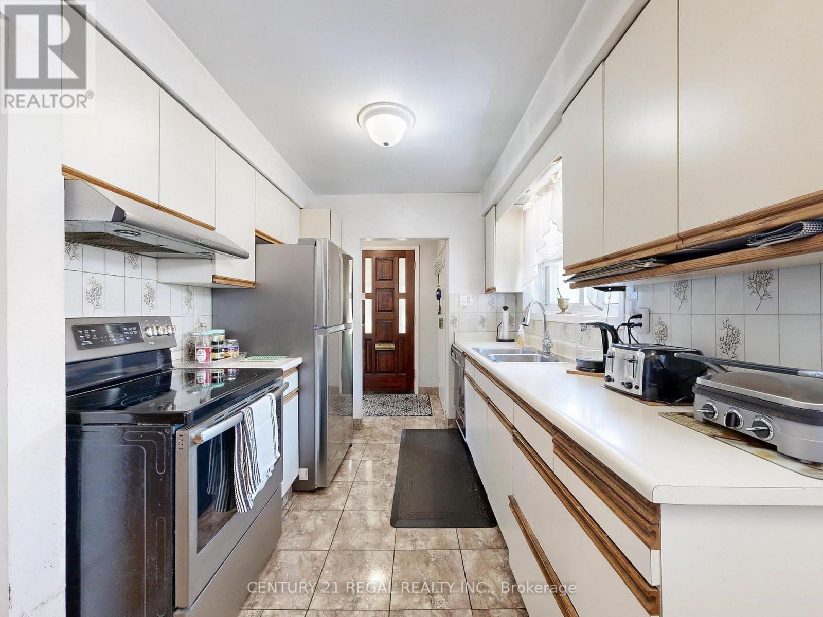 94 Billington Crescent, Toronto, Ontario  M3A 2G6 - Photo 11 - C12429907