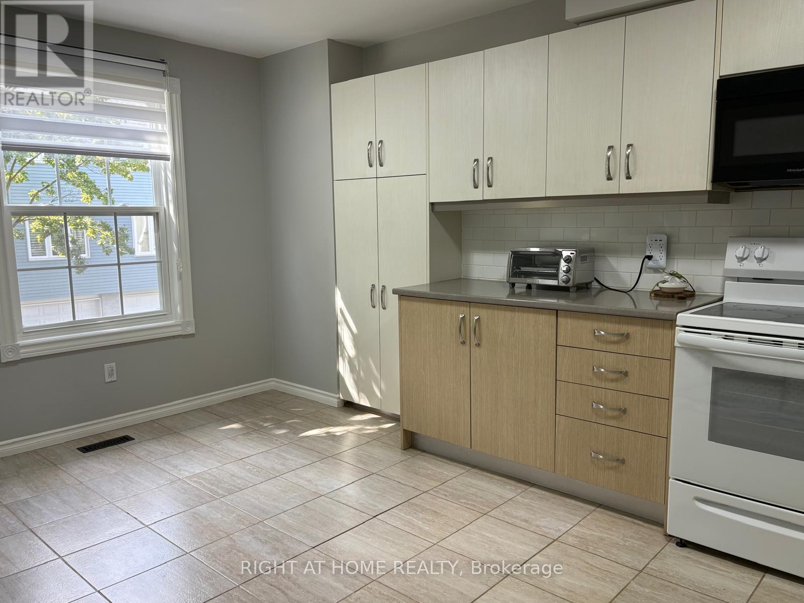 40 - 40 Harmony Circle, Bradford West Gwillimbury, Ontario  L3Z 2T9 - Photo 5 - N12429889