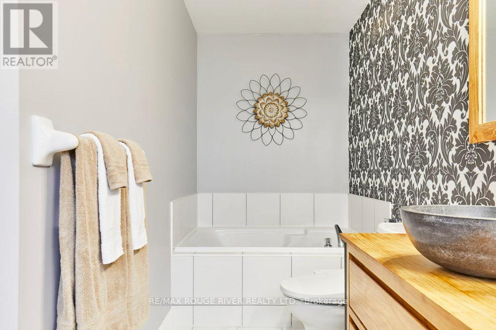 104 Roxton Road, Oakville, Ontario  L6H 6V4 - Photo 33 - W12429929