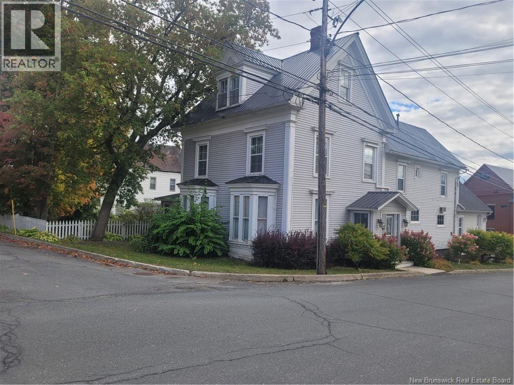 121 Prince Albert Street, Woodstock, New Brunswick  E7M 2L9 - Photo 1 - NB127349