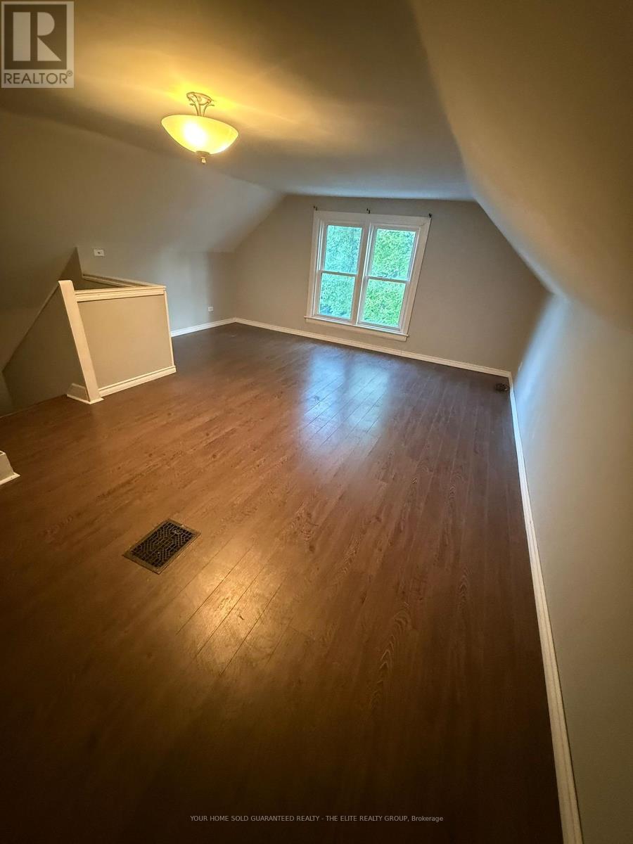 Upper - 46 Grove Street, Welland, Ontario  L3B 4B4 - Photo 8 - X12429912