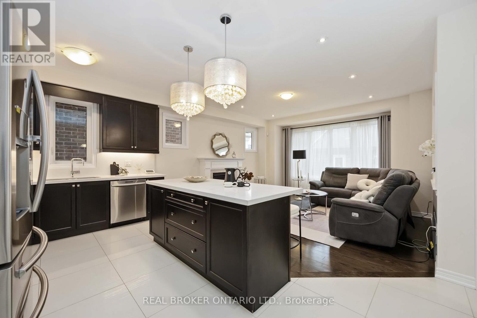 18 Lawrence Pilkington Avenue, Markham, Ontario  L6B 1C9 - Photo 11 - N12429957