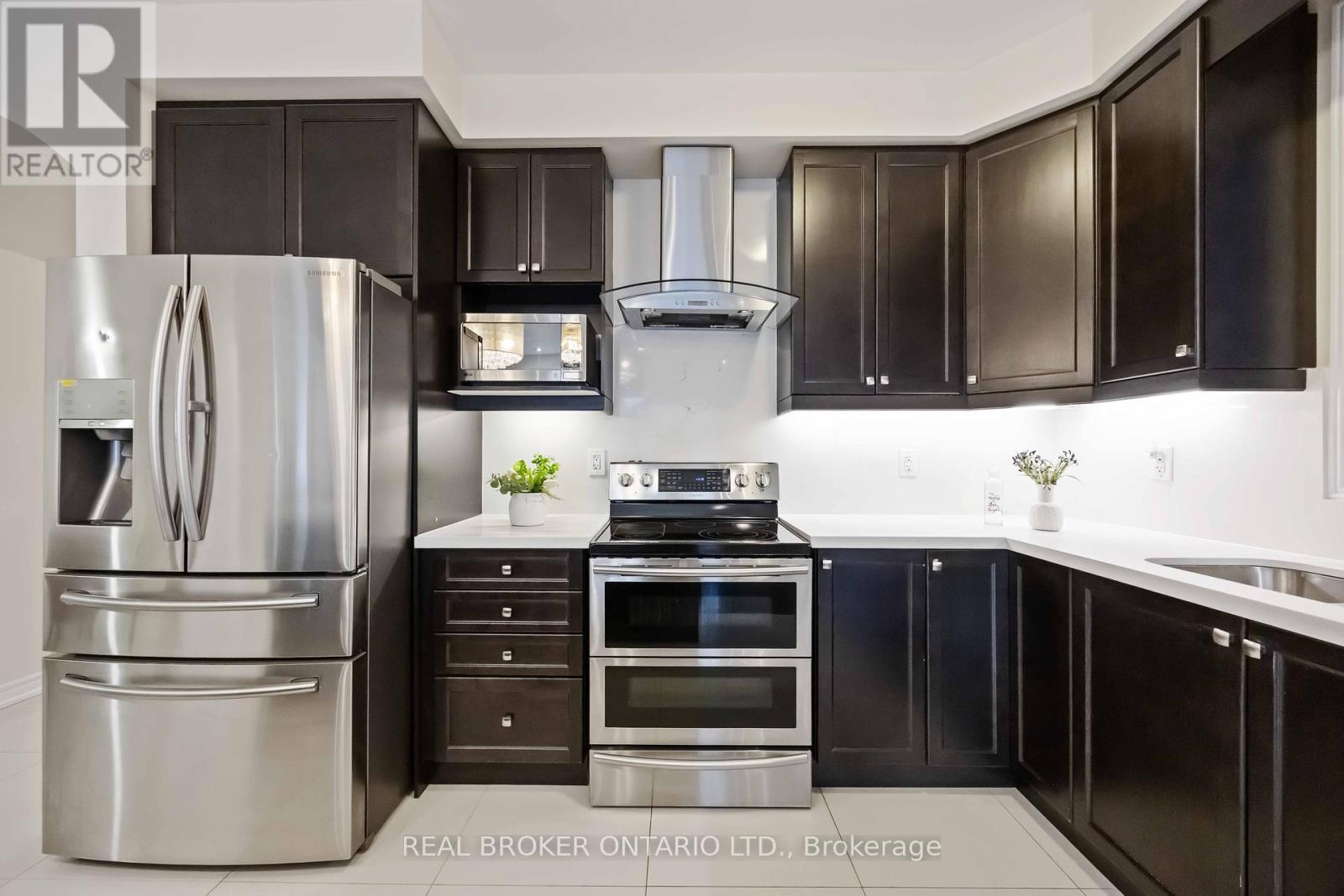 18 Lawrence Pilkington Avenue, Markham, Ontario  L6B 1C9 - Photo 12 - N12429957