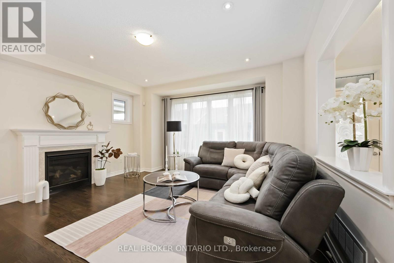 18 Lawrence Pilkington Avenue, Markham, Ontario  L6B 1C9 - Photo 14 - N12429957