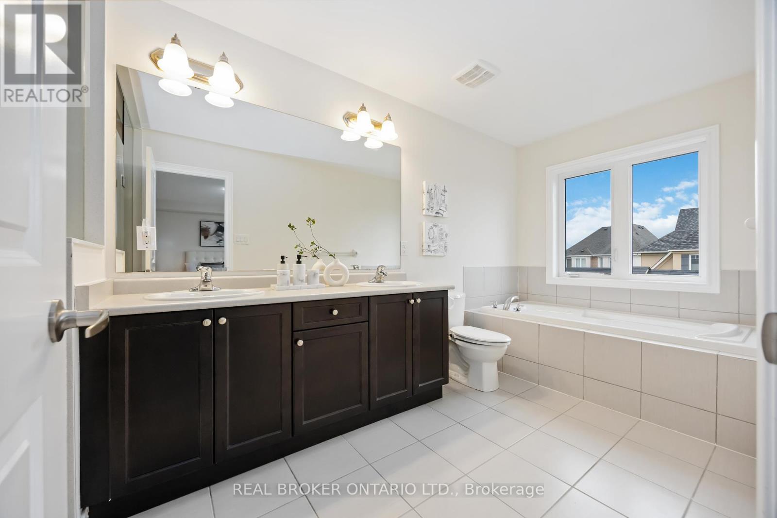 18 Lawrence Pilkington Avenue, Markham, Ontario  L6B 1C9 - Photo 29 - N12429957