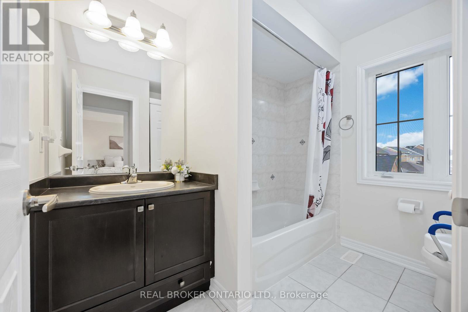 18 Lawrence Pilkington Avenue, Markham, Ontario  L6B 1C9 - Photo 34 - N12429957