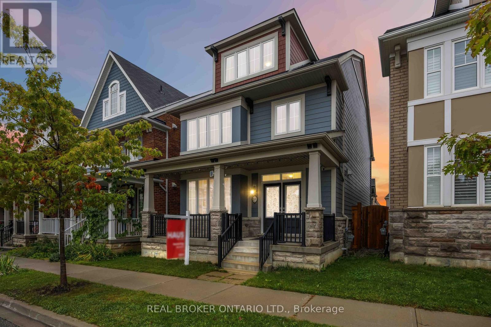 18 Lawrence Pilkington Avenue, Markham, Ontario  L6B 1C9 - Photo 4 - N12429957