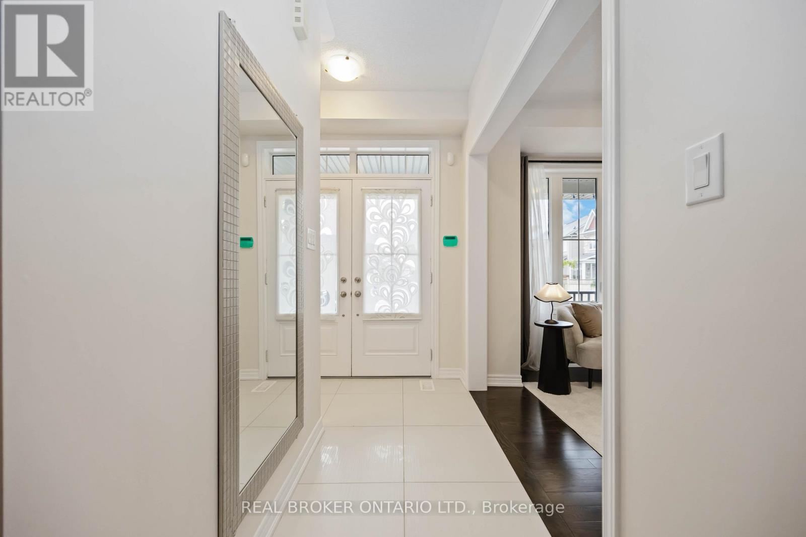 18 Lawrence Pilkington Avenue, Markham, Ontario  L6B 1C9 - Photo 8 - N12429957