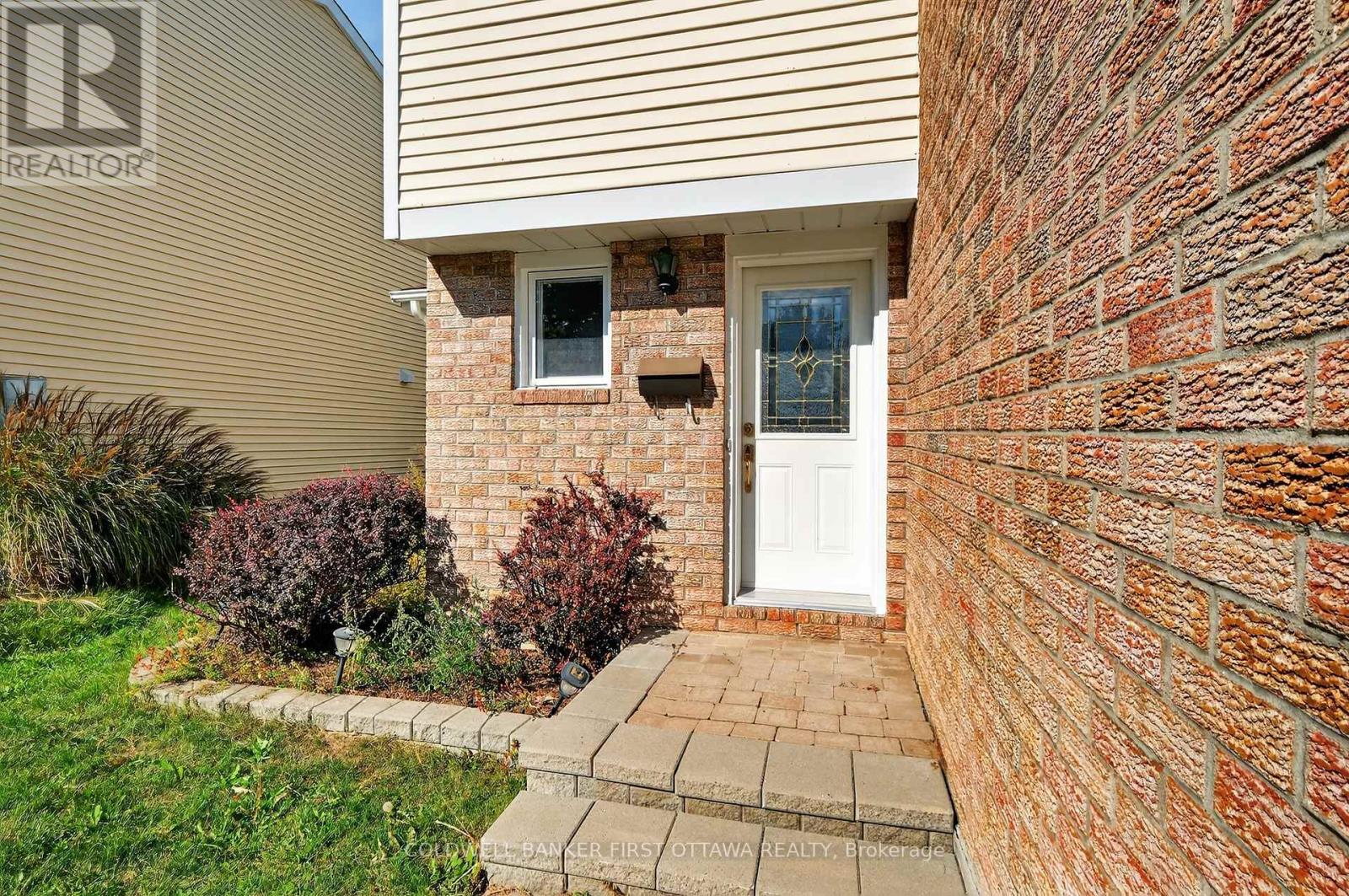 273 Kinglet Way, Ottawa, Ontario  K1E 2T9 - Photo 3 - X12430001