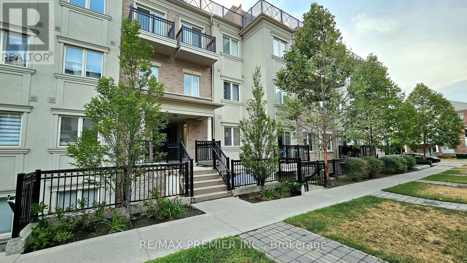 272 - 19 Coneflower Crescent, Toronto, Ontario  M2R 0A4 - Photo 3 - C12391189