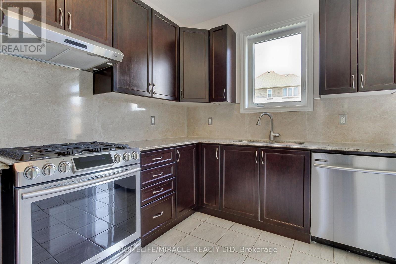 992 Green Street, Innisfil, Ontario  L0L 1W0 - Photo 15 - N12429985