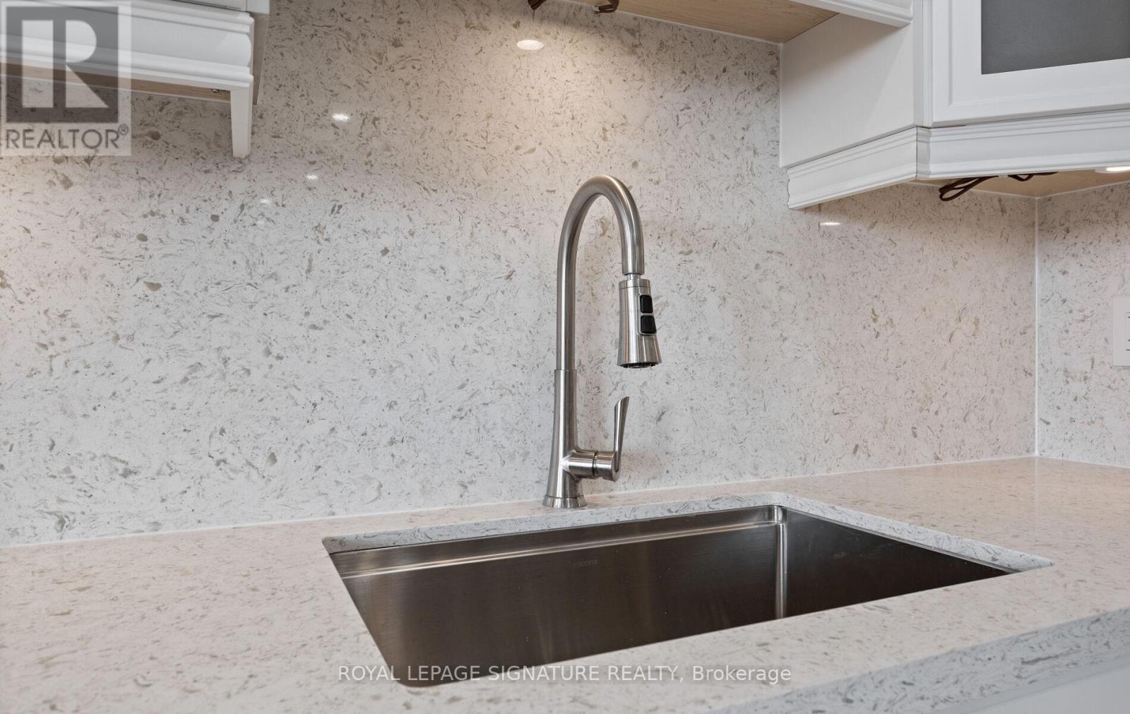 1005 - 2301 Derry Road W, Mississauga, Ontario  L5N 2R4 - Photo 17 - W12429982