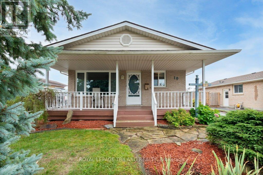 19 Paddon Street, St. Thomas, Ontario  N5R 5S8 - Photo 2 - X12415851