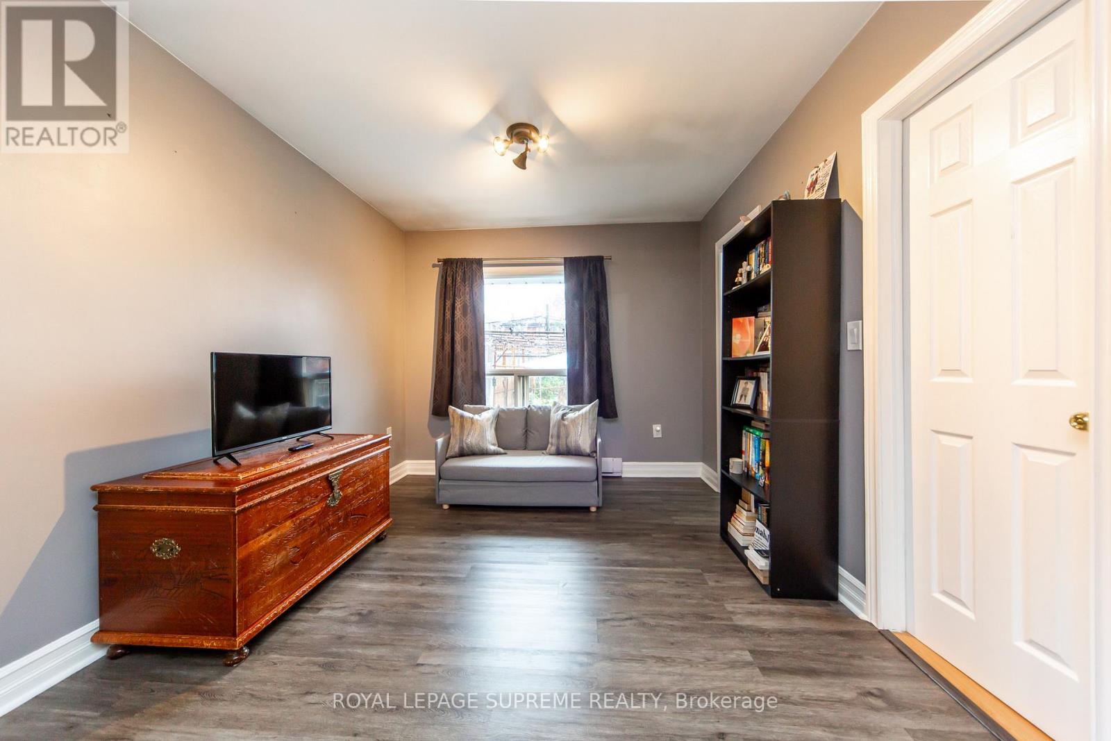 405 Gilbert Avenue, Toronto (Caledonia-Fairbank), Ontario  M6E 4X2 - Photo 11 - W12428895