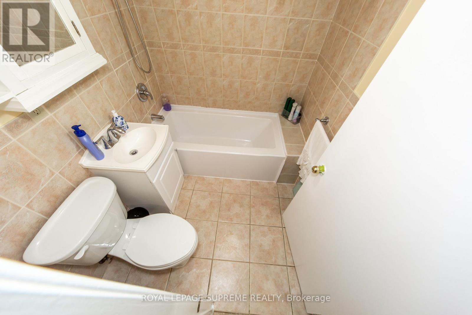 405 Gilbert Avenue, Toronto (Caledonia-Fairbank), Ontario  M6E 4X2 - Photo 37 - W12428895