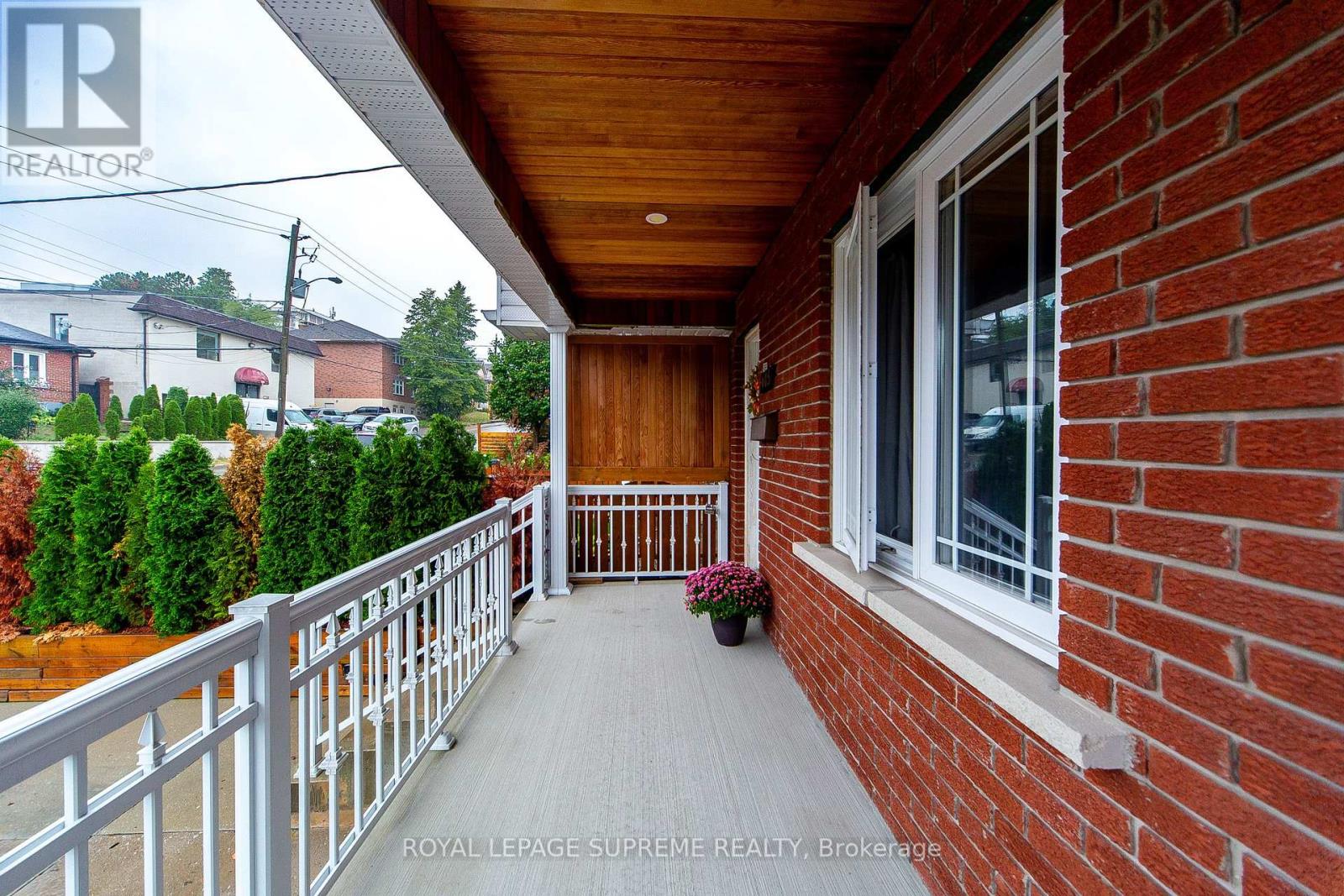405 Gilbert Avenue, Toronto (Caledonia-Fairbank), Ontario  M6E 4X2 - Photo 5 - W12428895
