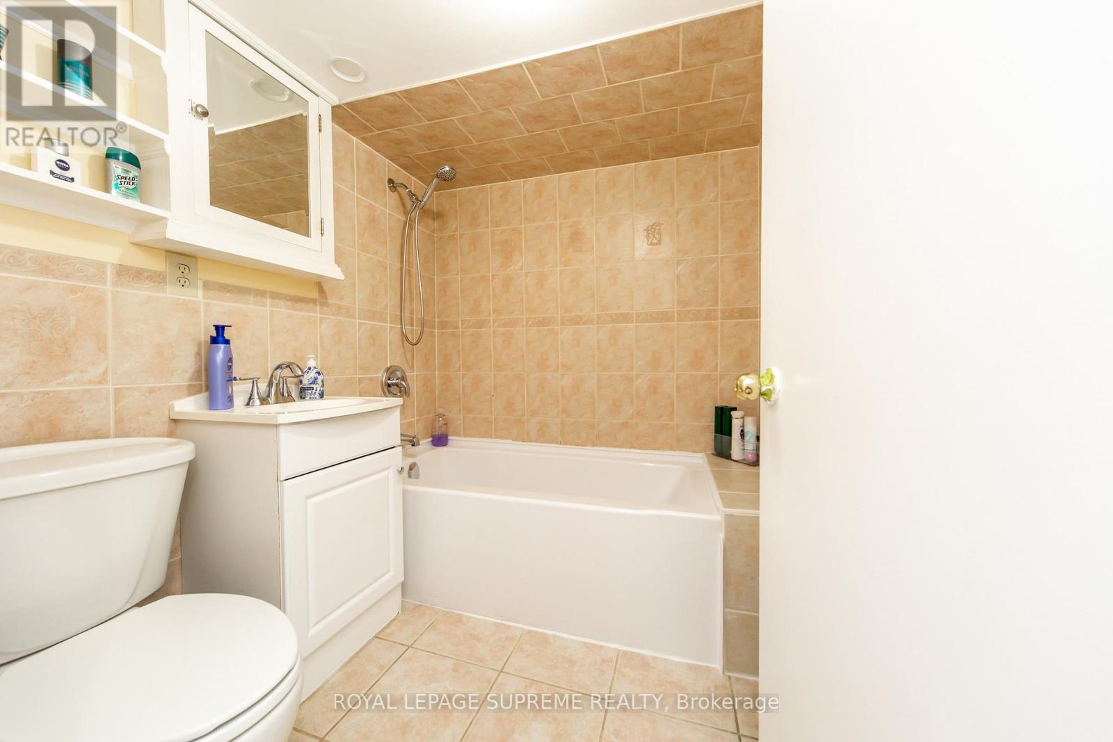 405 Gilbert Avenue, Toronto (Caledonia-Fairbank), Ontario  M6E 4X2 - Photo 36 - W12428895