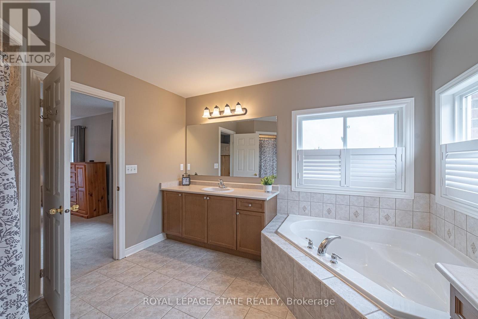 120 Sundial Crescent, Hamilton, Ontario  L9H 7R8 - Photo 32 - X12429972