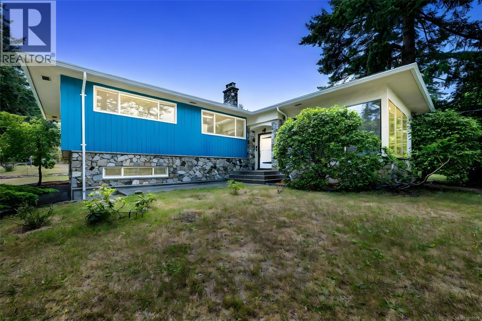 1935 San Juan Ave, Saanich, British Columbia