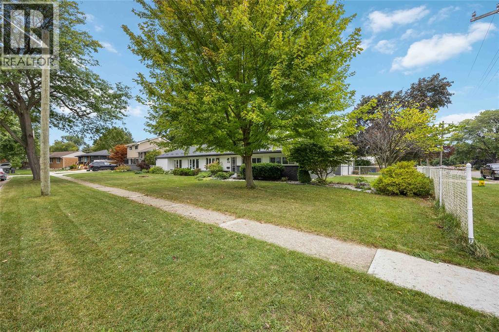 910 Charlesworth Street, Sarnia, Ontario  N7V 2S2 - Photo 2 - 25024296