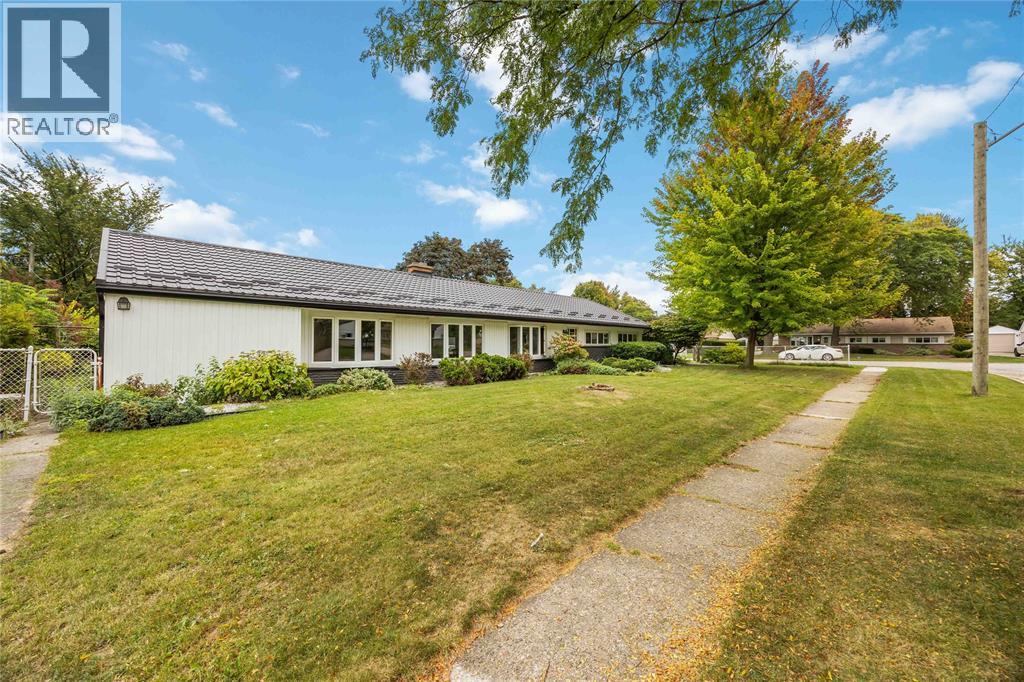 910 Charlesworth Street, Sarnia, Ontario  N7V 2S2 - Photo 3 - 25024296