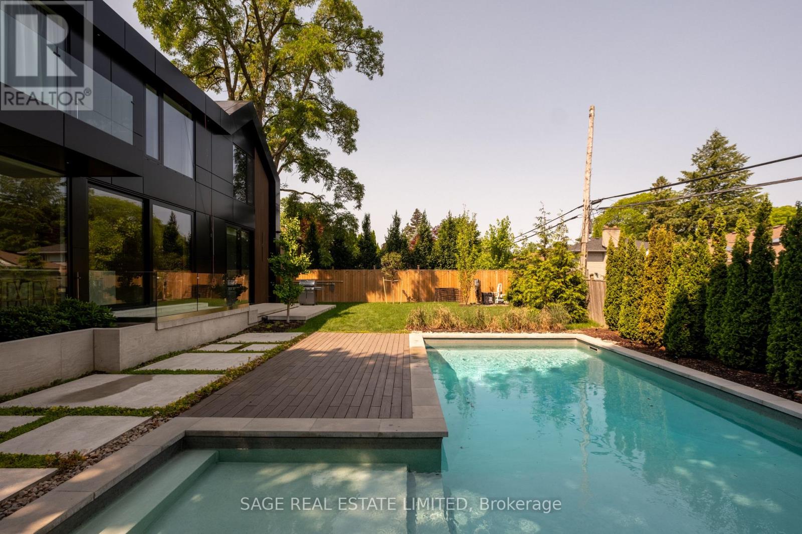 38 Ravensbourne Crescent, Toronto, Ontario  M9A 2A8 - Photo 3 - W12430060
