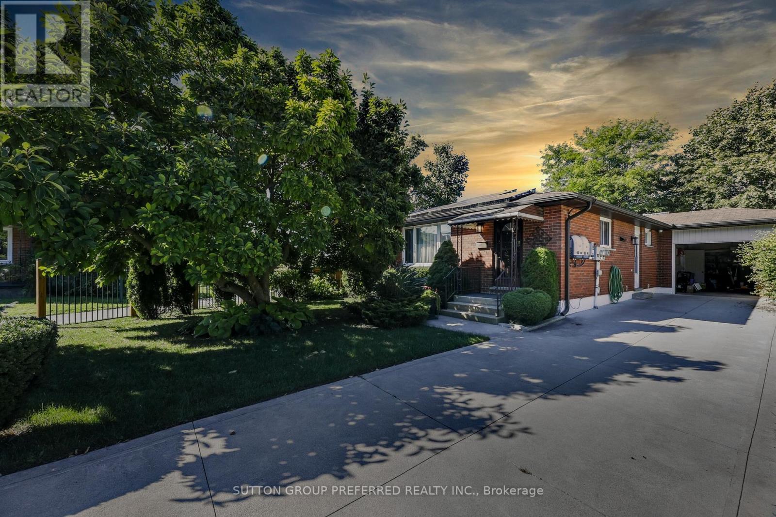 82 LACEY CRESCENT, London South, Ontario