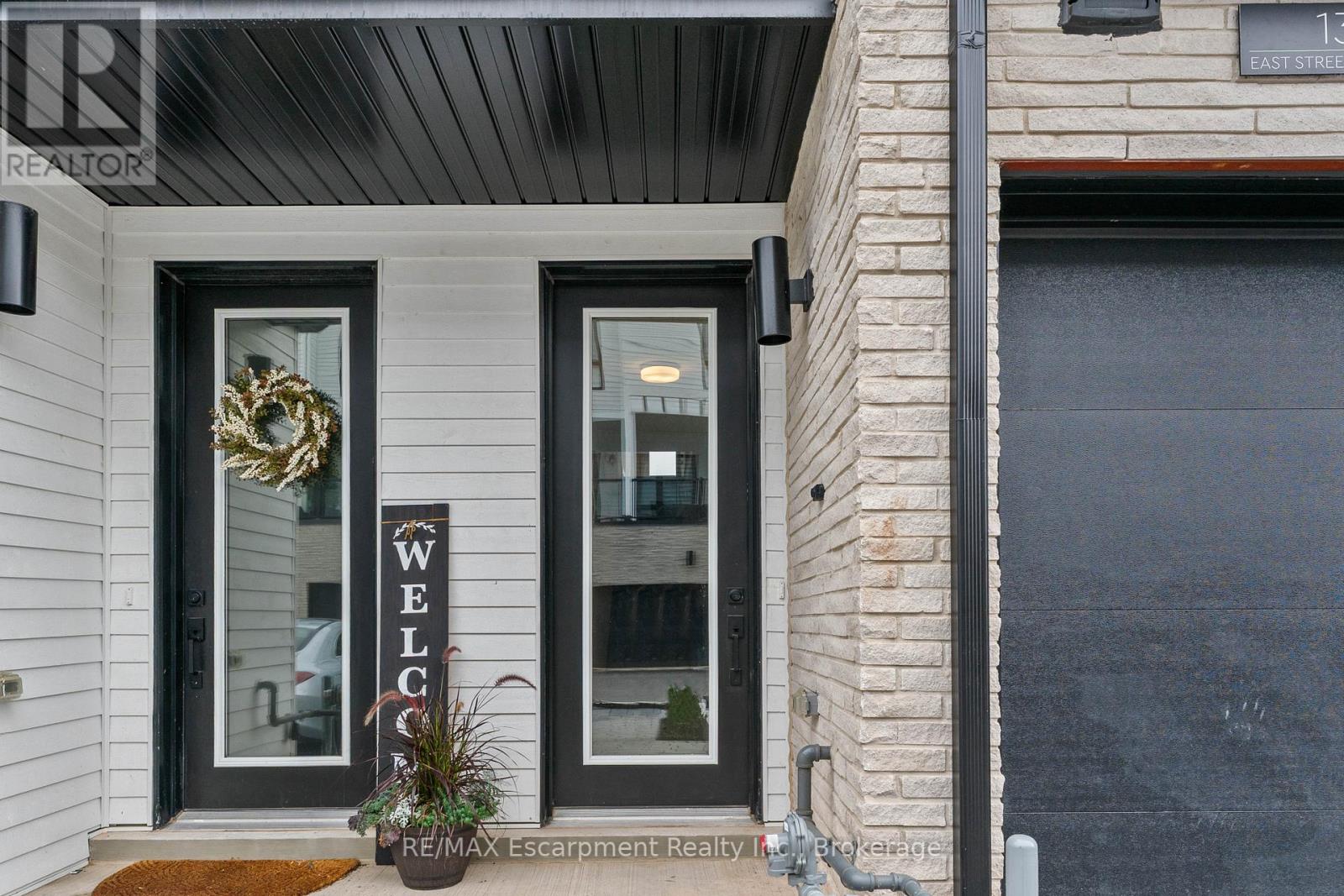 2 - 138 East Street, Oakville, Ontario  L6L 0H9 - Photo 2 - W12430094