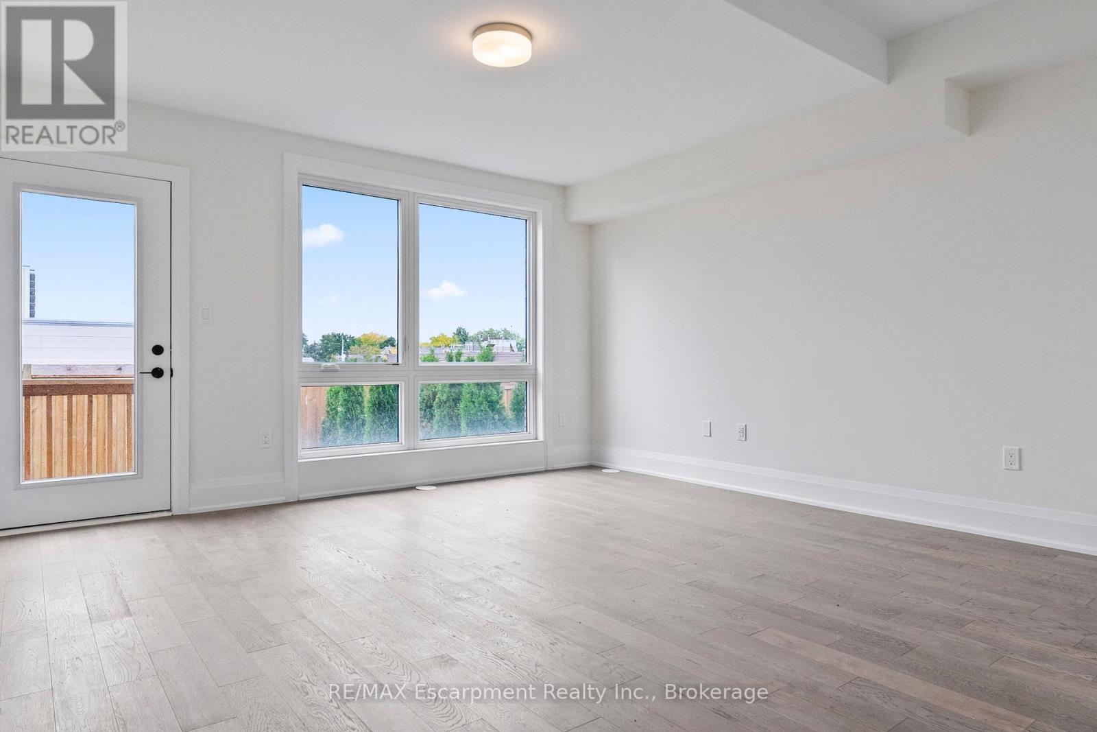 2 - 138 East Street, Oakville, Ontario  L6L 0H9 - Photo 5 - W12430094