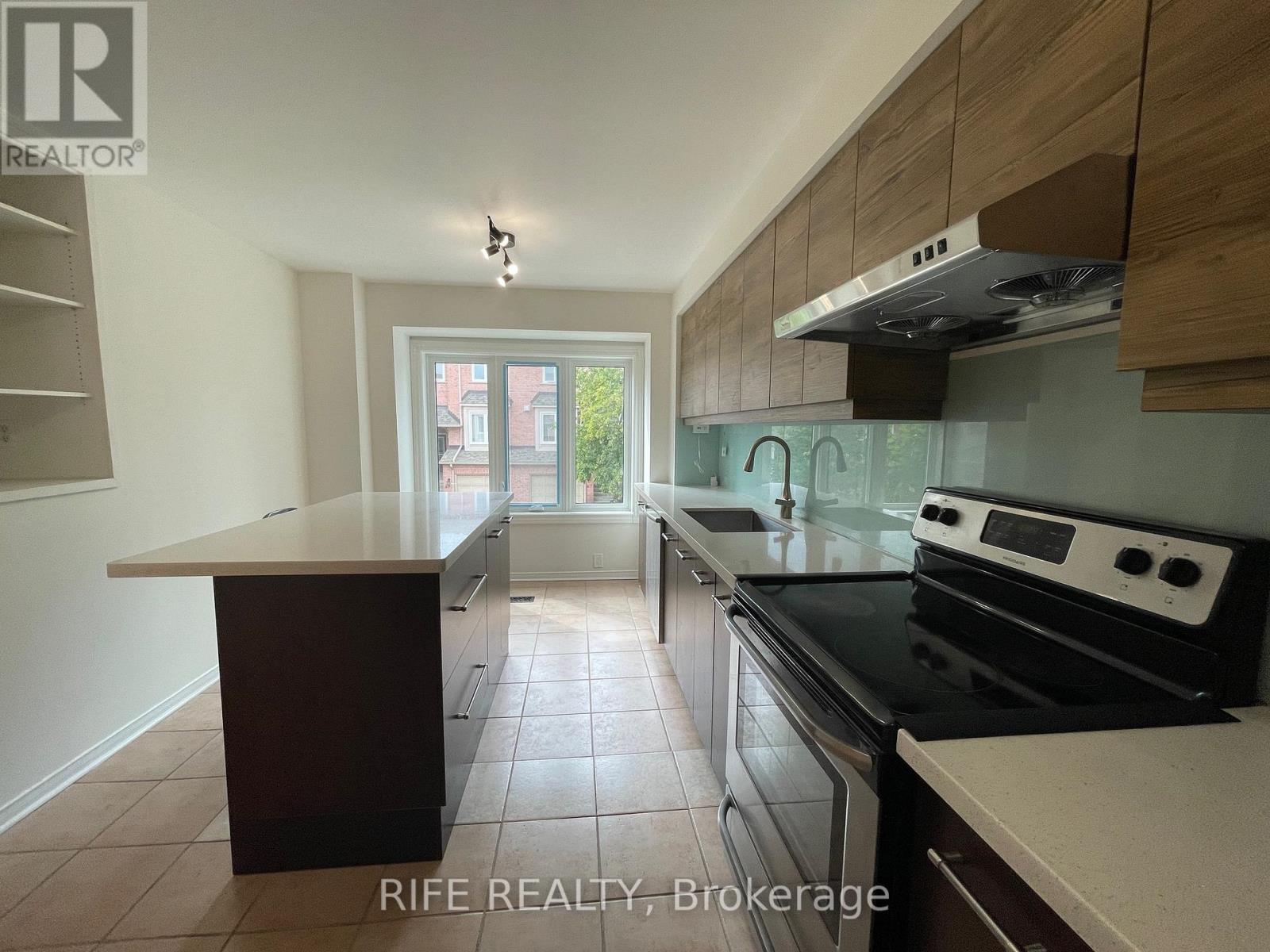 68 Rougehaven Way, Markham, Ontario  L3P 7W5 - Photo 5 - N12392074