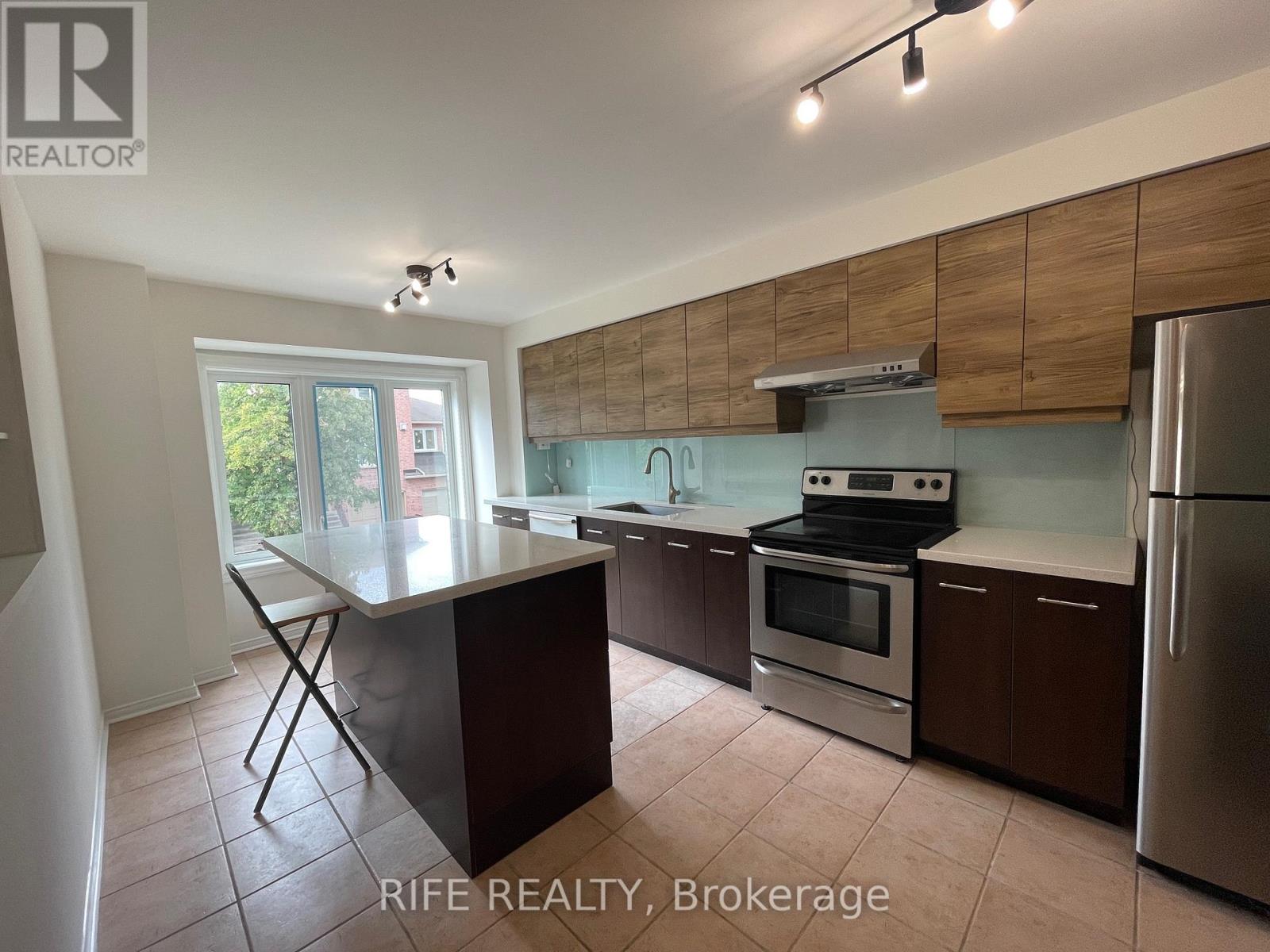 68 Rougehaven Way, Markham, Ontario  L3P 7W5 - Photo 4 - N12392074
