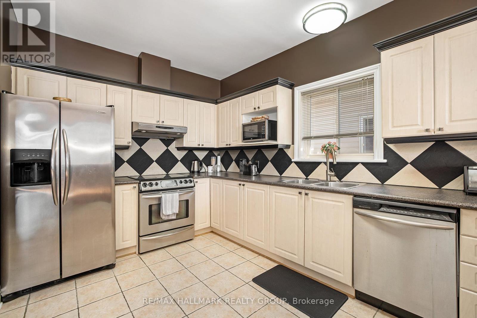 24 Castle Glen Crescent, Ottawa, Ontario  K2L 4H1 - Photo 12 - X12430122