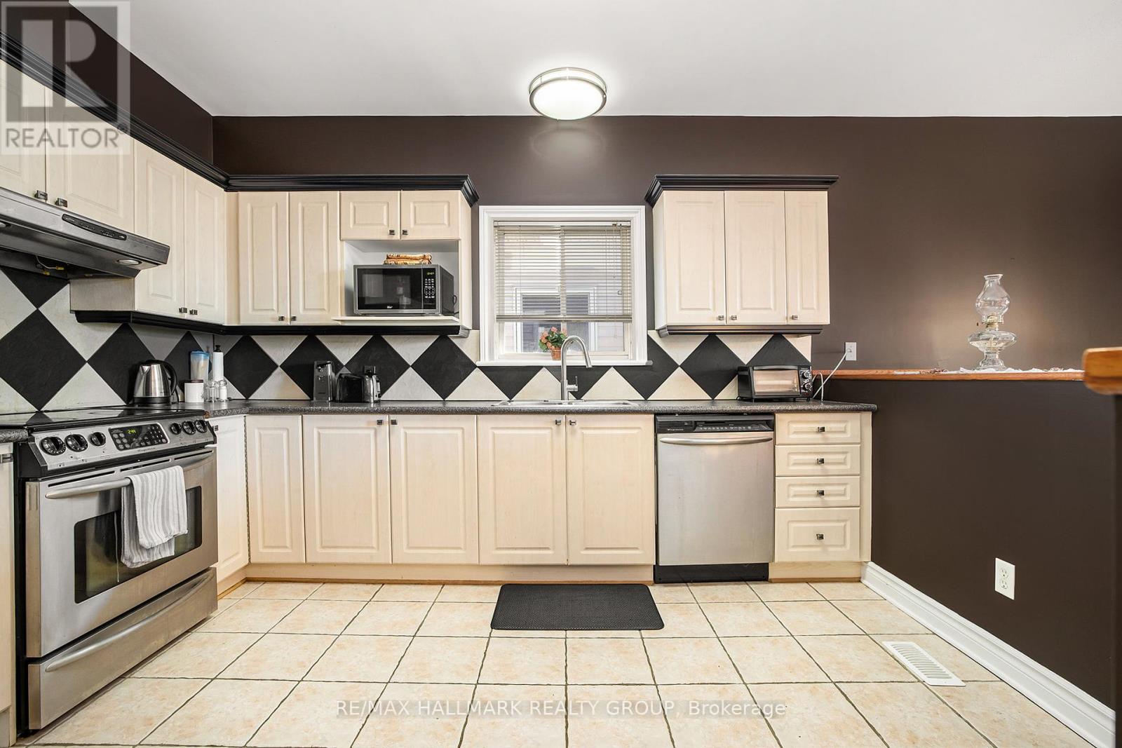 24 Castle Glen Crescent, Ottawa, Ontario  K2L 4H1 - Photo 13 - X12430122