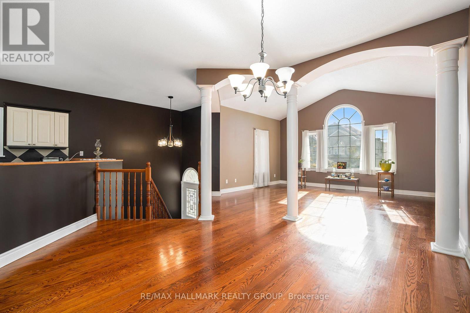 24 Castle Glen Crescent, Ottawa, Ontario  K2L 4H1 - Photo 5 - X12430122