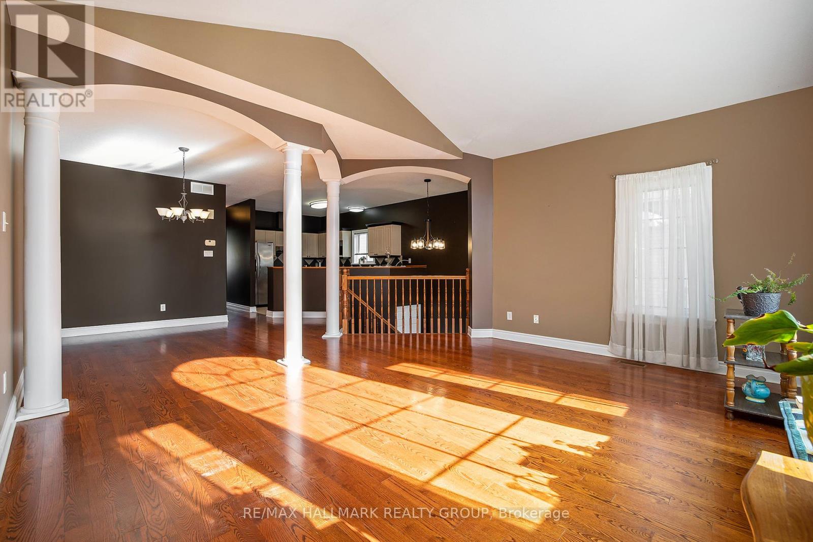 24 Castle Glen Crescent, Ottawa, Ontario  K2L 4H1 - Photo 6 - X12430122