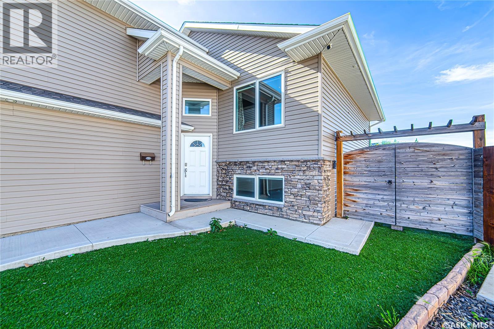 307 Klassen Crescent, Saskatoon, Saskatchewan  S7R 0E9 - Photo 4 - SK019446