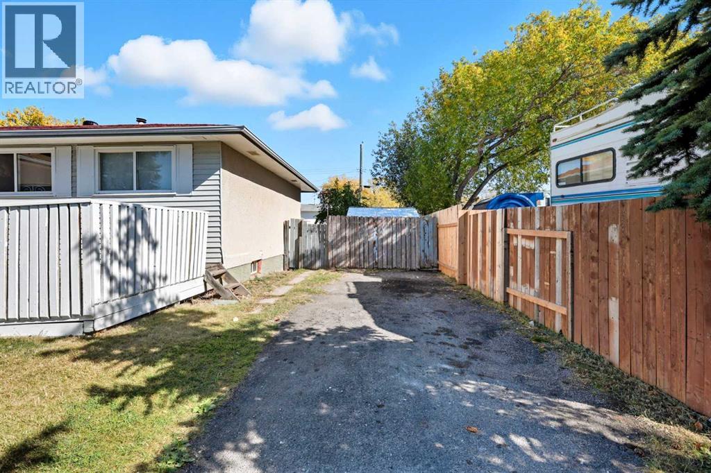 304 60 Street Se, Calgary, Alberta  T2A 4K2 - Photo 4 - A2259731