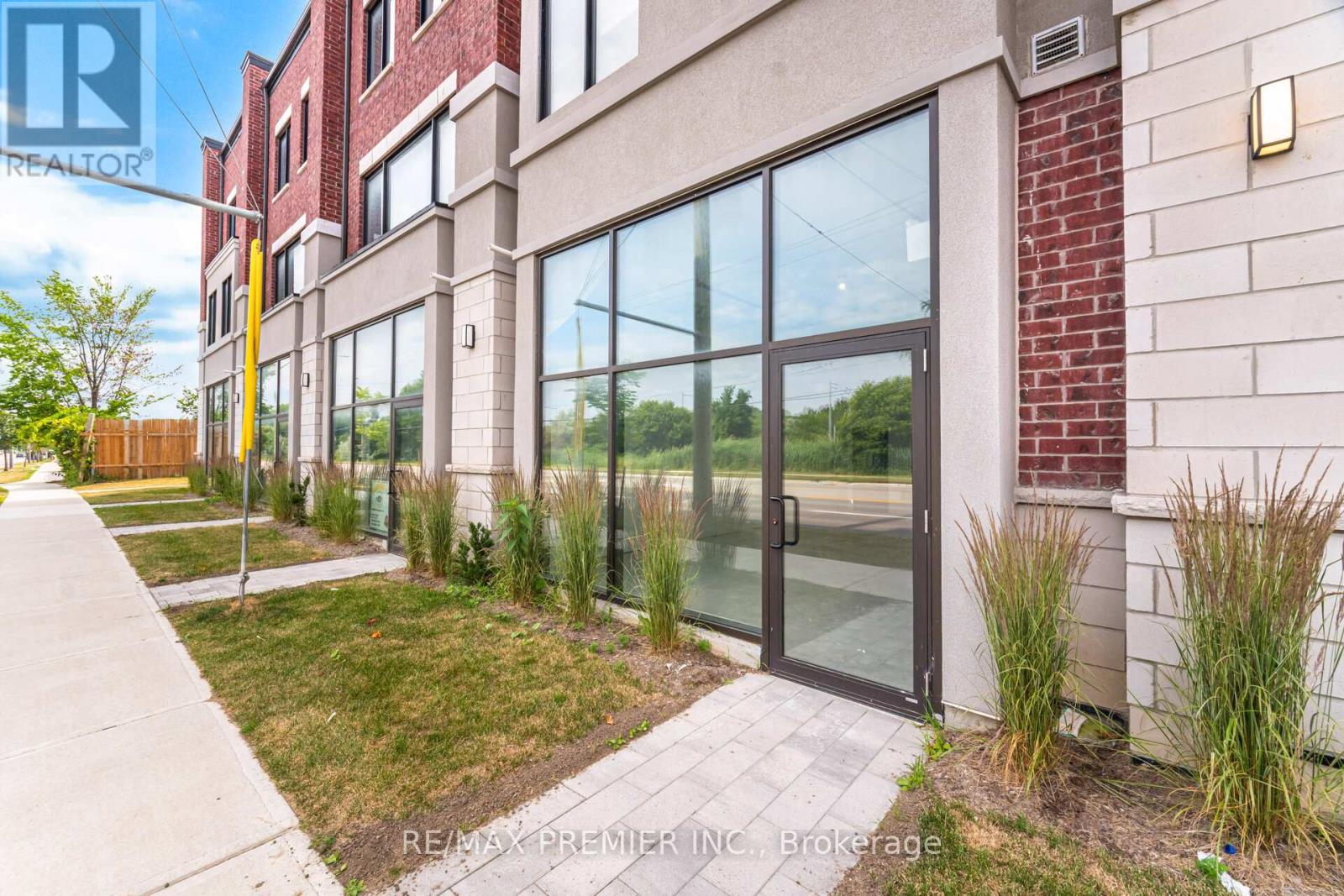 4 - 200 Dissette Street, Bradford West Gwillimbury, Ontario  L3Z 3G8 - Photo 6 - N12275620