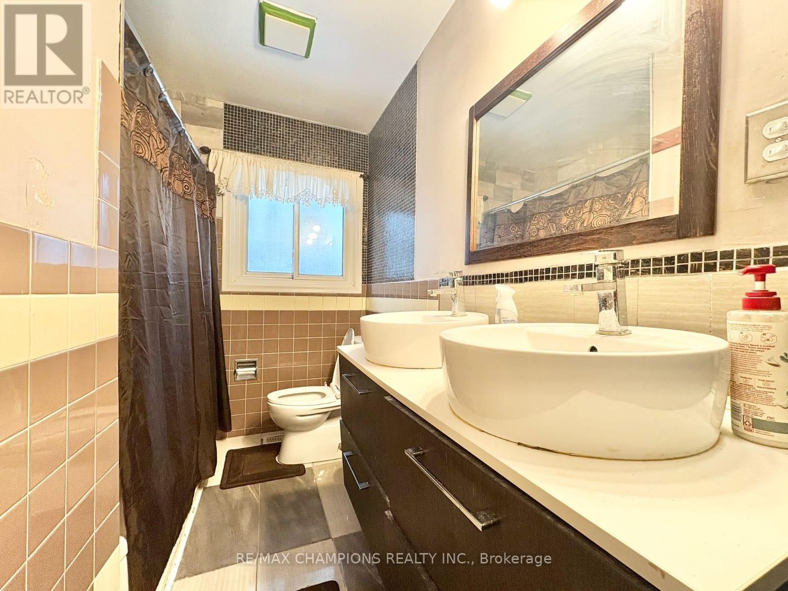 265 Glenridge Drive, Waterloo, Ontario  N2J 3W5 - Photo 5 - X12428614