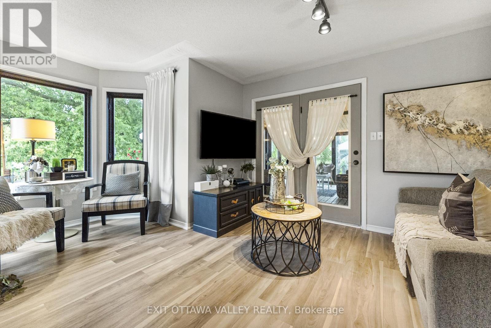 15 Hume Street, Whitewater Region, Ontario  K0J 1C0 - Photo 17 - X12430128