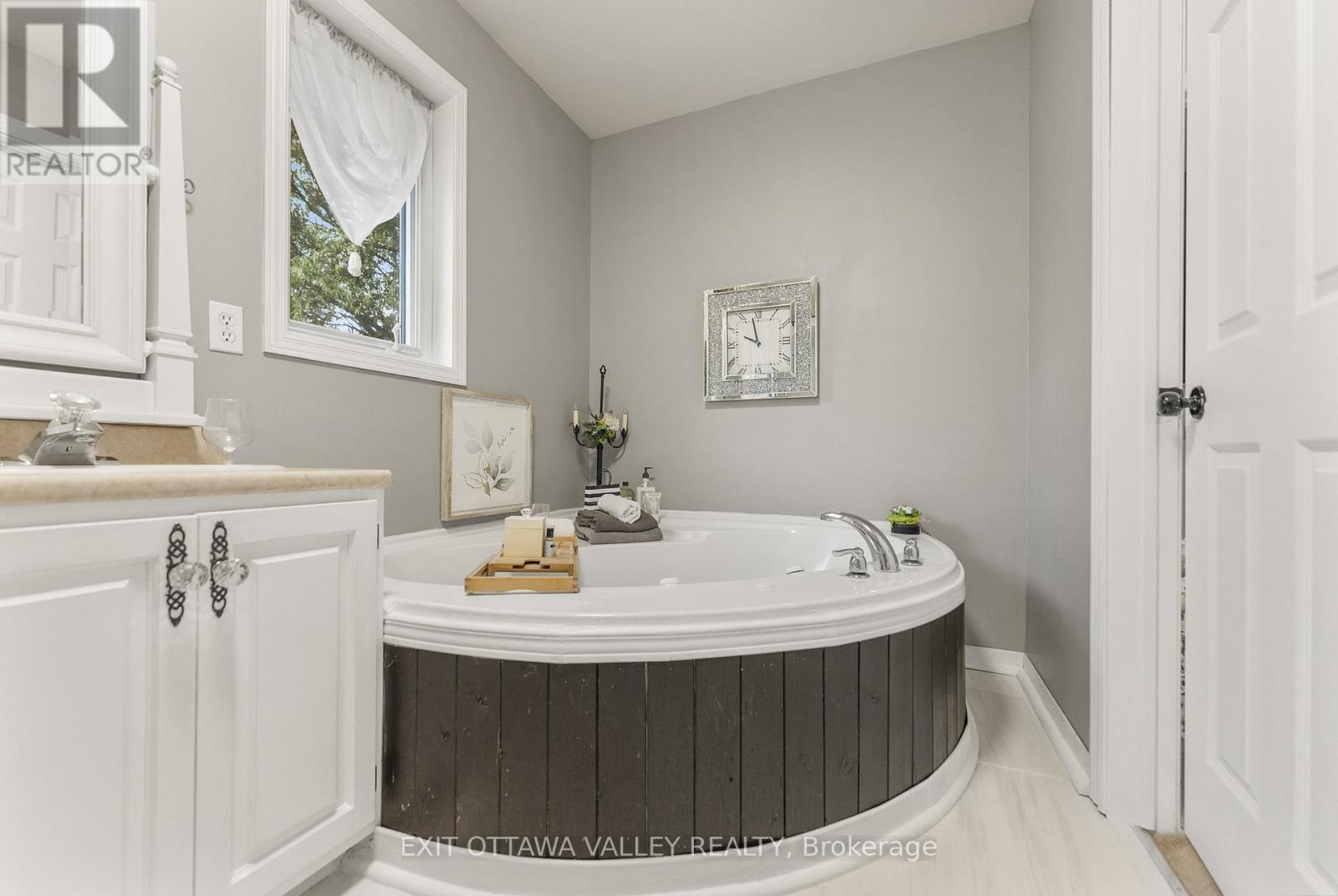 15 Hume Street, Whitewater Region, Ontario  K0J 1C0 - Photo 20 - X12430128