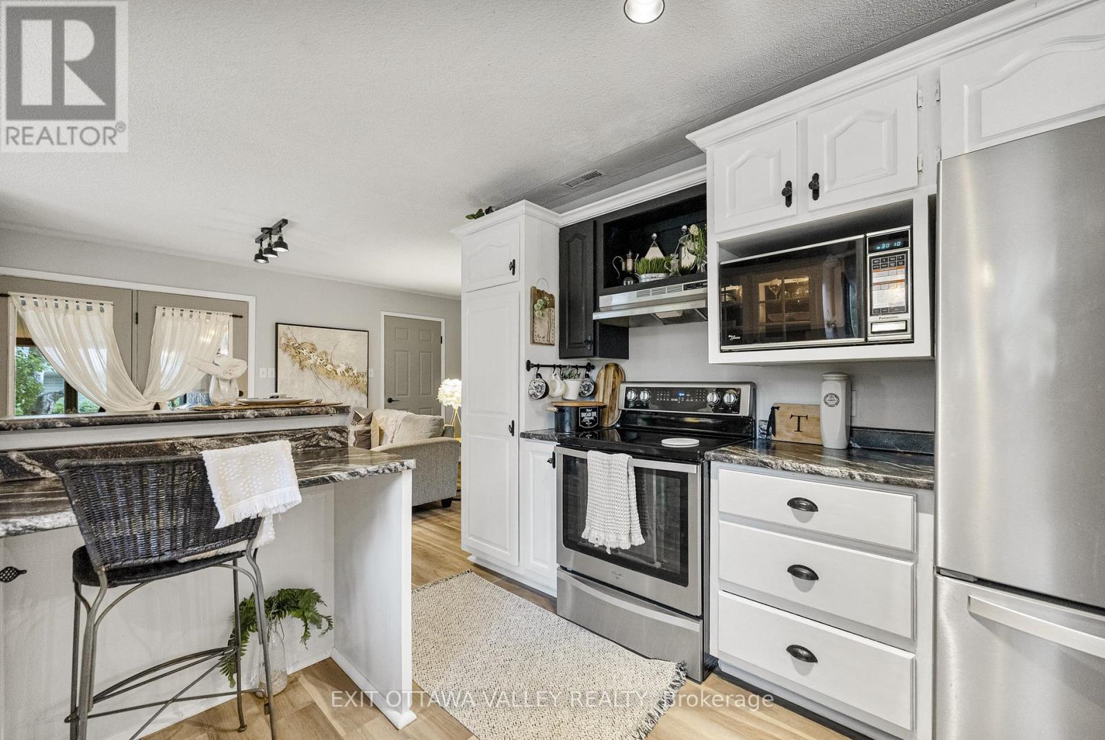 15 Hume Street, Whitewater Region, Ontario  K0J 1C0 - Photo 7 - X12430128