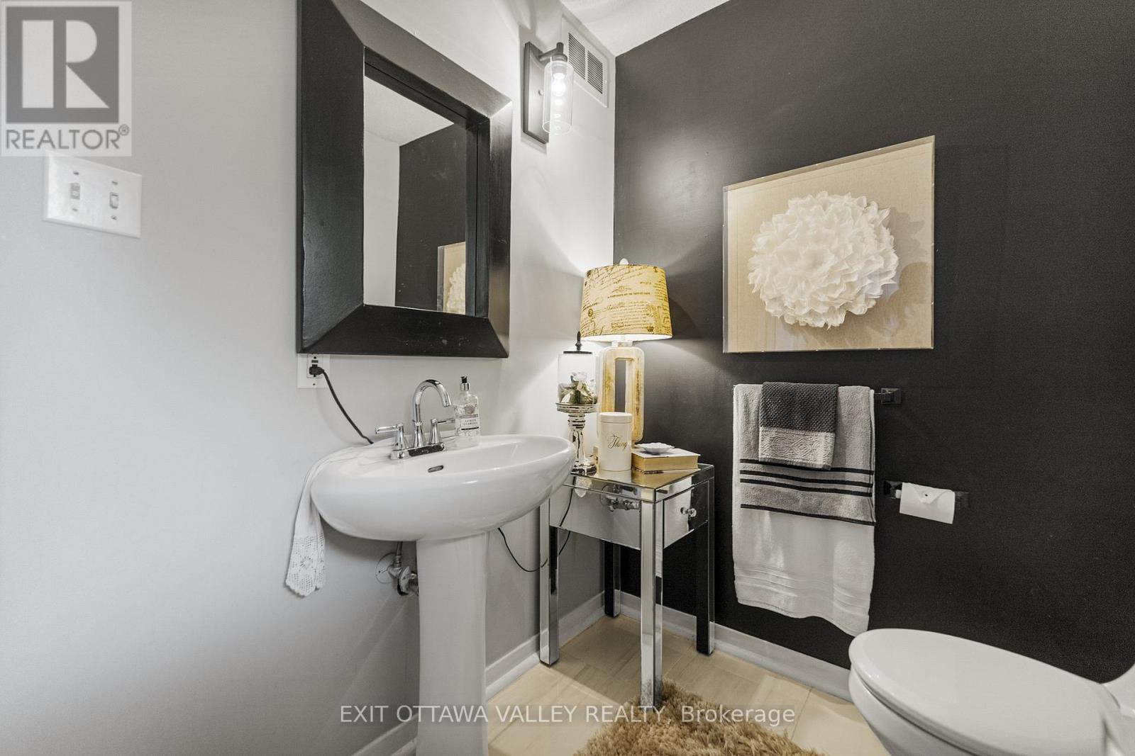 15 Hume Street, Whitewater Region, Ontario  K0J 1C0 - Photo 9 - X12430128