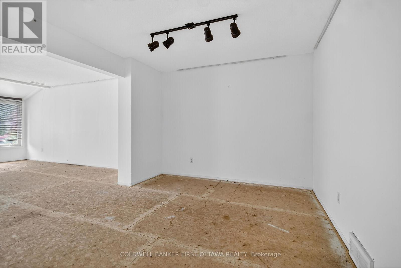 4 Marielle Court, Ottawa, Ontario  K2B 8P4 - Photo 19 - X12430133